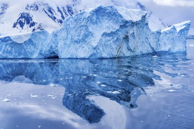 Buzdağı Mavi Buzullar Soyut Dorian Körfezi Antarktika Yarımadası Yansıması. Buzul mavisi, çünkü kardan hava fışkırıyordu..