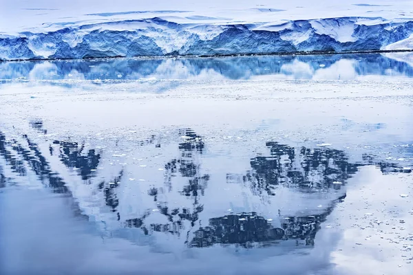 Montagne Innevate Riflessione Astratta Ghiacciai Blu Iceberg Dorian Bay Antartide — Foto Stock