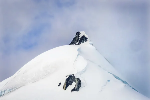 Snow Mountain Peak Blue Glacier Dorian Bay Antarctic Peninsula Antarctica — Stock Photo, Image