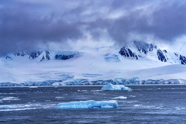 Παγόβουνα Χιονισμένα Βουνά Μπλε Παγετώνες Dorian Bay Ανταρκτική Χερσόνησο Ανταρκτική — Φωτογραφία Αρχείου
