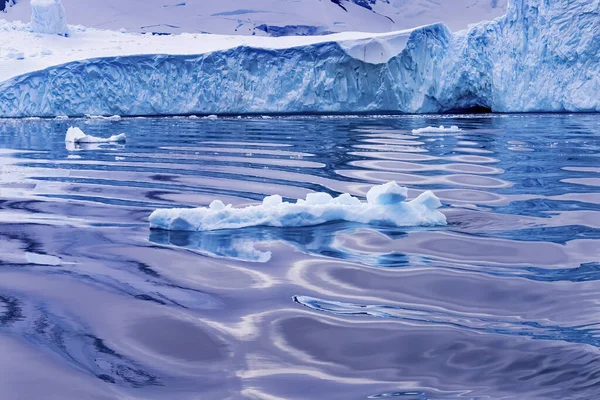 Góra Lodowa Góry Śnieżne Błękitne Lodowce Refleksja Abstrakcja Zatoka Doriańska — Zdjęcie stockowe