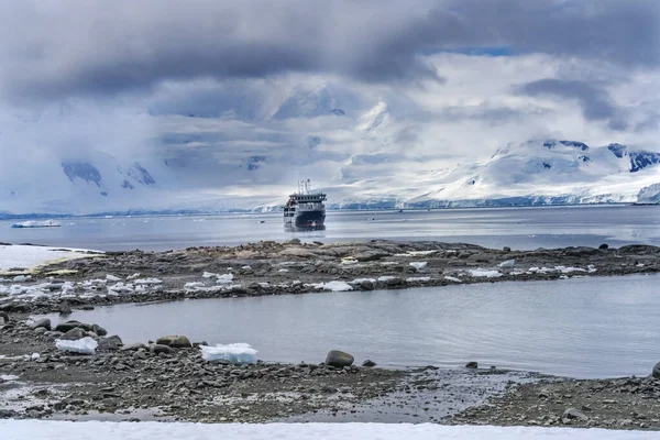 Крижаний Корабель Снігові Гори Блакитні Льодовики Damoy Point Antarctic Peninsula — стокове фото