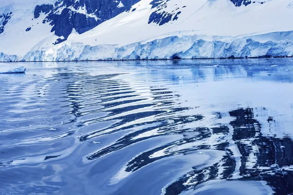 雪山文摘反映蓝冰川冰山冰山多里安湾南极半岛南极洲 冰河蓝色 因为空气从雪中挤出来 — 图库照片