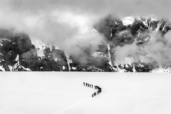 Black White Snowshoers Hiking Snow Mountains Damoy Point Antarctic Peninsula — Stock Photo, Image