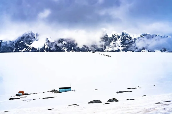 Explorer Huts Snowshoers Senderismo Montañas Nieve Damoy Point Península Antártica —  Fotos de Stock