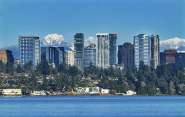 Yüksek Binalar Yerleşim Evleri Washington Gölü Karla kaplı Şelale Dağları Bellevue Washingto