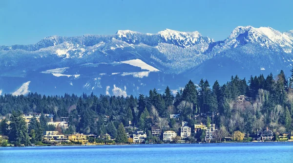 Case Quartieri Residenziali Lago Washington Innevato Cascata Montagne Bellevue Washingto — Foto Stock