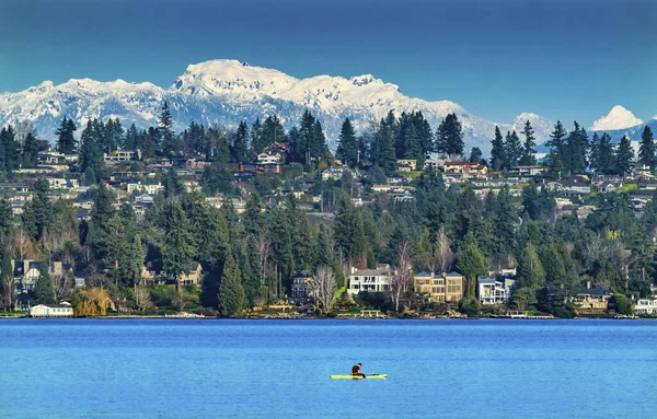 Gele Kano Huizen Woonwijken Lake Washington Snow Capped Cascade Mountains — Stockfoto
