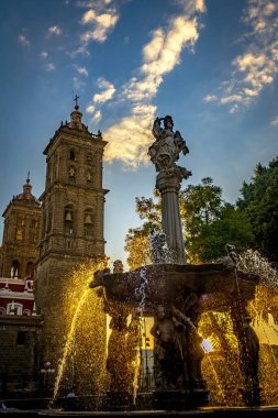Zocalo Park Plaza San Miguel Arcangel Çeşmesi Katedrali Sunset Puebla Mexico. Katedral 15 ve 1600 'lerde, Çeşme 1777' de inşa edildi.