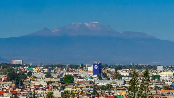 Overlook Buildings Cityscape Snow Capped Mount Iztaccihuatl Puebla Mexico — Stock fotografie