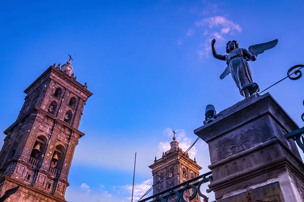 Tours Façade Ange Statues Extérieur Coucher Soleil Cathédrale Puebla Mexique — Photo