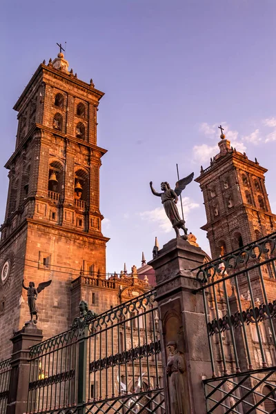 Torens Gevel Angel Standbeelden Buiten Kathedraal Sunset Puebla Mexico Gebouwd — Stockfoto