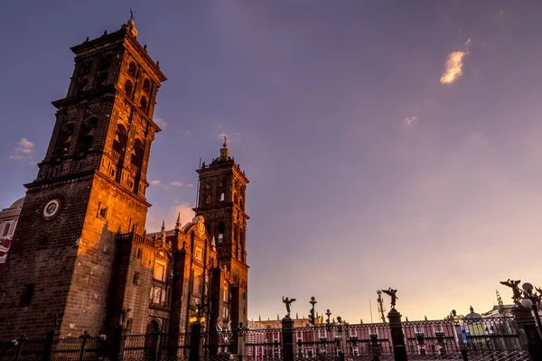 Tours Façade Ange Statues Extérieur Coucher Soleil Cathédrale Puebla Mexique — Photo