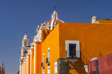 Orange Facade Santa Clara de Asis Kilisesi Tarihi Puebla Meksika. Clara de Asis, Assisi 'li Aziz Francis' in kadın takipçisiydi. 1600-1700 'lerde inşa edilmiş.