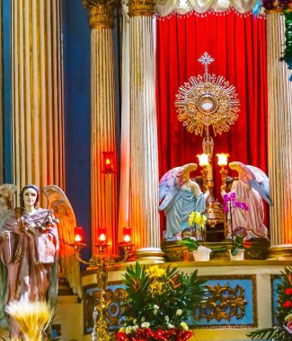 Puebla, Meksika - 5 Ocak 2019 Renkli Melekler Altar Iglesia de La Limpia Concepcion Günahsız Gebelik Kilisesi Puebla Mexico. Kilise 1617 'de inşa edildi..