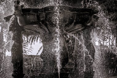 Siyah ve Beyaz Zocalo Parkı Plaza San Miguel Arcangel Çeşmesi Günbatımı Puebla Meksika. Çeşme 1777 'de yapıldı.