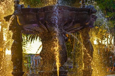 Zocalo Park Plaza San Miguel Arcangel Çeşmesi Günbatımı Puebla Meksika. Çeşme 1777 'de yapıldı.