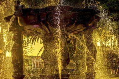 Zocalo Park Plaza San Miguel Arcangel Çeşmesi Günbatımı Puebla Meksika. Çeşme 1777 'de yapıldı.