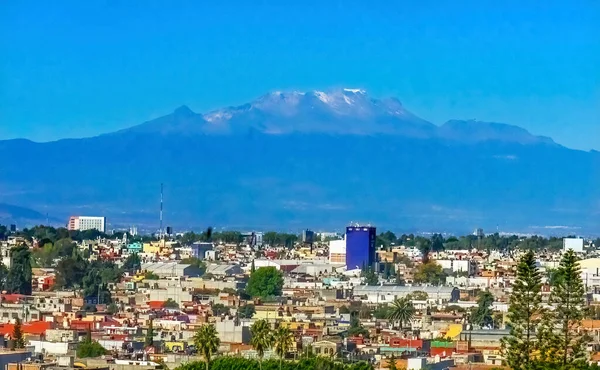 Overlook Buildings Cityscape Snow Capped Mount Iztaccihuatl Puebla Mexico — Stock Photo, Image