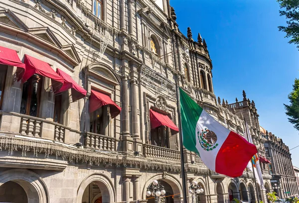 Meksykańska Flaga Główne Zakupy Street Budynki Rządowe Hotel Zocalo Puebla — Zdjęcie stockowe