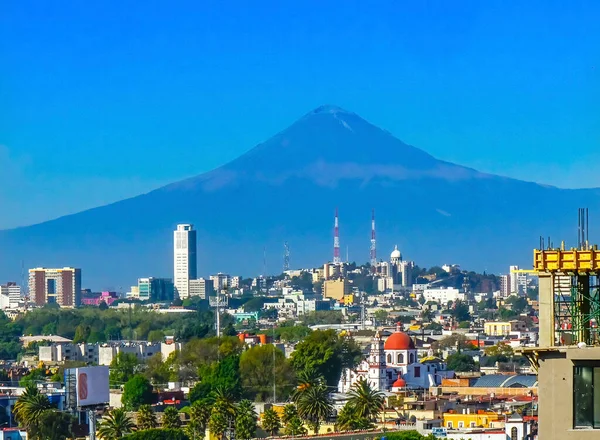 赤い教会の建物を見下ろす教会都市景観火山ポポカテペテルプエブラメキシコ — ストック写真