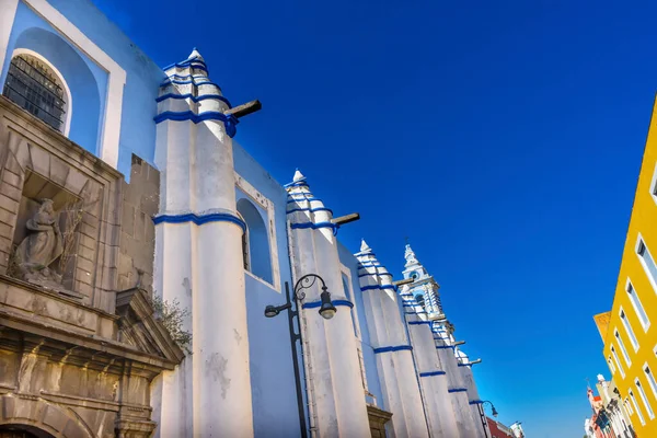 Цветные Желтые Здания Голубой Фасад Iglesia Limpia Концепция Церкви Непорочного — стоковое фото