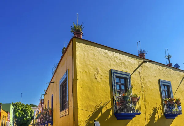 Colorful Yellow Building Balconies Shopping Street Puebla Mexique — Photo
