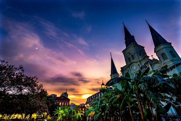 日落之月圣路易斯大教堂最古老的教堂卡比多国立博物馆路易斯安那州新奥里安人 — 图库照片