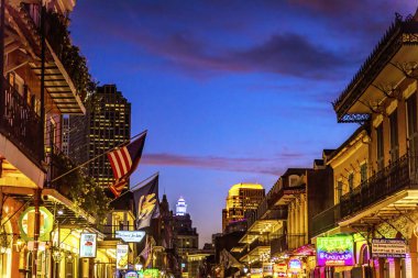 New Orleans, Louisiana, ABD - 6 Ekim 2019 Restoranlar Barlar Gecesi Fransız Mahallesi New Orleans Louisiana Caddesi. 1700 'lerde tamamlandı. Çok ünlü bir sıcak nokta.