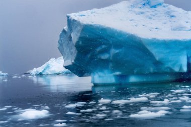 Yüzen Mavi Buzdağı Yansıması Cennet Koyu Skintorp Koyu Antarktika. Buzul mavisi, çünkü kardan hava fışkırıyordu..