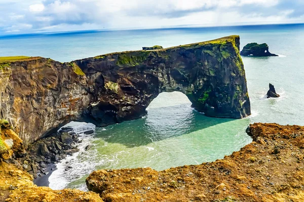 Reynisfjara Delikli Dyrholaey Kemeri Kara Kum Sahili Güney Kıyısı İzlanda.  