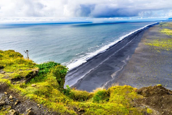 Green Cliff Waves Peebles Dyrholaey Park Reynisfjara Black Sand Beach — Photo