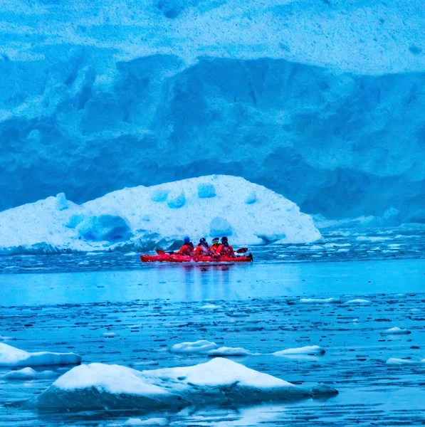 Snowing Red Kayak Iceberg Blue Glacier Paradise Harbor Bay Antarctic — Stock Photo, Image