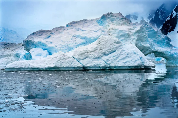スノーフローティングブルー氷山アーチ反射パラダイスベイスキントープコーブ南極 氷河の氷の青のため 空気の雪の外に圧迫 — ストック写真