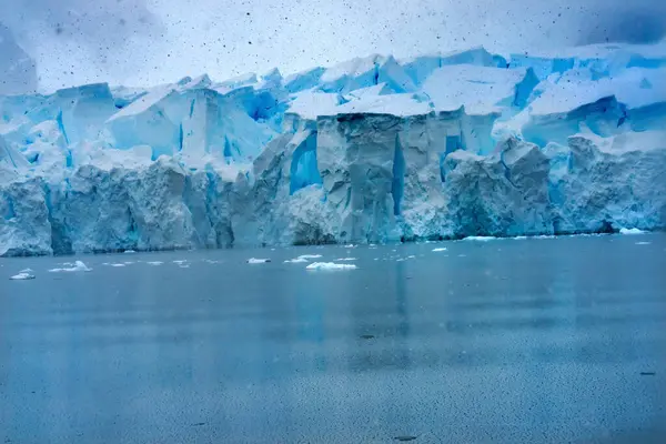 雪の青氷河雪の山パラダイスベイスキントープコーブ南極 氷河の氷の青のため 空気の雪の外に圧迫 — ストック写真