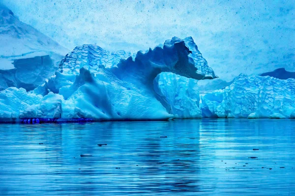 滑行中的蓝色冰山反射着天堂湾 滑翔机湾 滑翔机湾 冰河蓝色 因为空气从雪中挤出来 — 图库照片