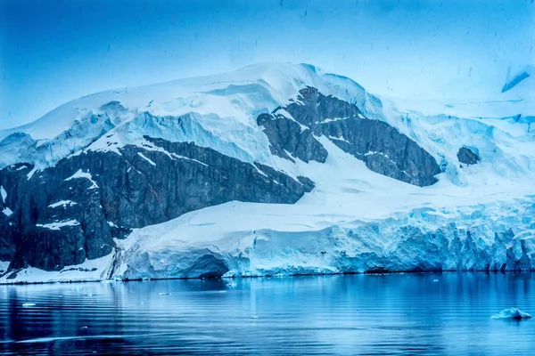 Голубой Снег Горит Заливе Парадизе Залива Скинторп Антарктиде Ледник Голубой — стоковое фото