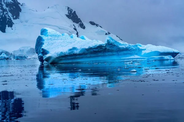 Iceberg Azul Flotante Reflexión Montañas Nieve Paradise Bay Skintorp Cove —  Fotos de Stock