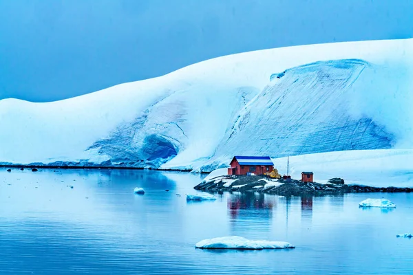 アルゼンチンの登山アルミランテブラウン駅青氷河山パラダイスハーバーベイ南極半島南極 氷河の氷の青のため 空気の雪の外に圧迫 — ストック写真