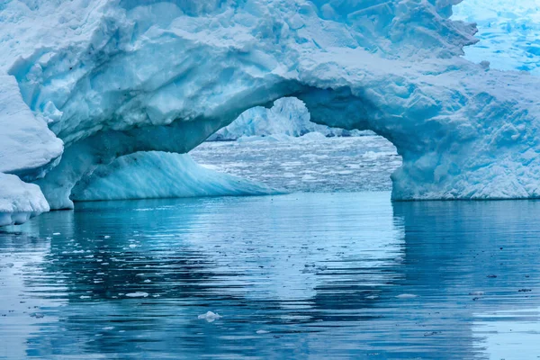 スノーフローティングブルー氷山アーチ反射パラダイスベイスキントープコーブ南極 氷河の氷の青のため 空気の雪の外に圧迫 — ストック写真