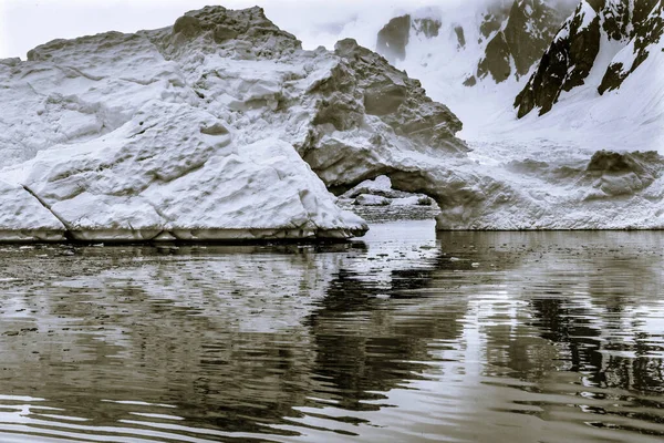 Siyah Beyaz Kar Yüzen Ceberg Kemerleri Cennet Koyu Skintorp Koyu — Stok fotoğraf