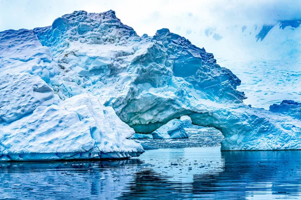 Nieva Flotante Azul Iceberg Arco Reflexión Paradise Bay Skintorp Cove —  Fotos de Stock