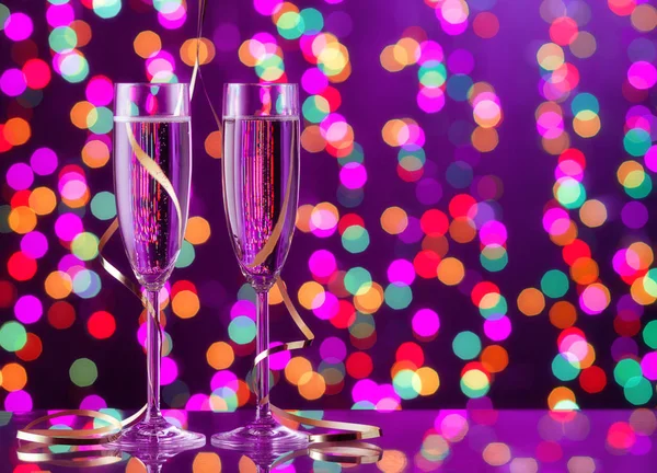 Dwa kieliszki do szampana z wstążki jako dekoracja — Zdjęcie stockowe