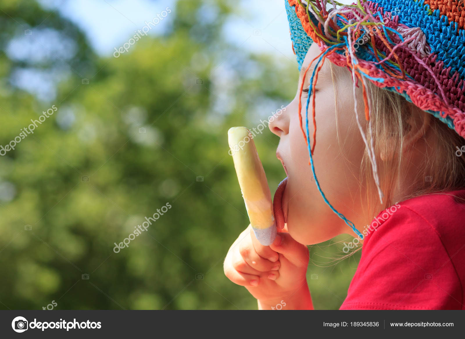 ест мороженое. девочка лижет мороженое. девочка облизывает мороженое. ребенок с мороженым. маленькая девочка и мороженое.