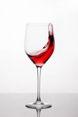 kırmızı şarap şarap kadehi ayakta açık renkli karşı dönen