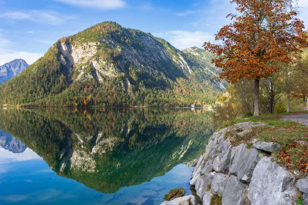 Mountains are reflected in the water of a mountain lake. The picture is taken in Alps at Plansee in Austria — Stock Photo, Image