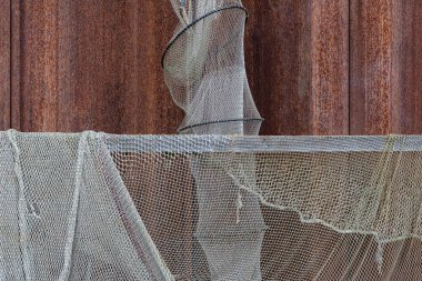 Eski delikli balık ağını kurutuyorum. Denizcilik arkaplan dokusu.