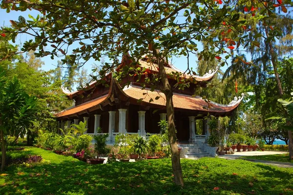 Vietnamese Temple Garden — Stock Photo, Image