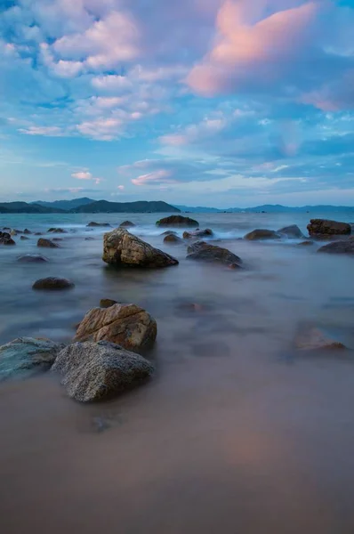Rocky узбережжя В'єтнаму Ліцензійні Стокові Фото