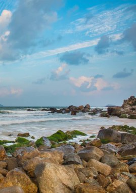 Kayalık sahil şeridi görünümü